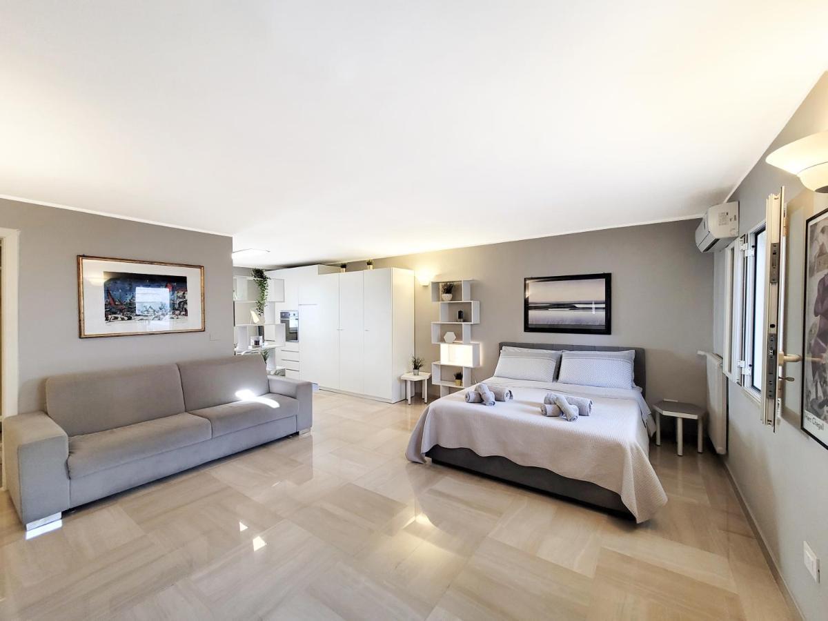 Penthouse In The Heart Of Bari With Terrace Appartement Buitenkant foto